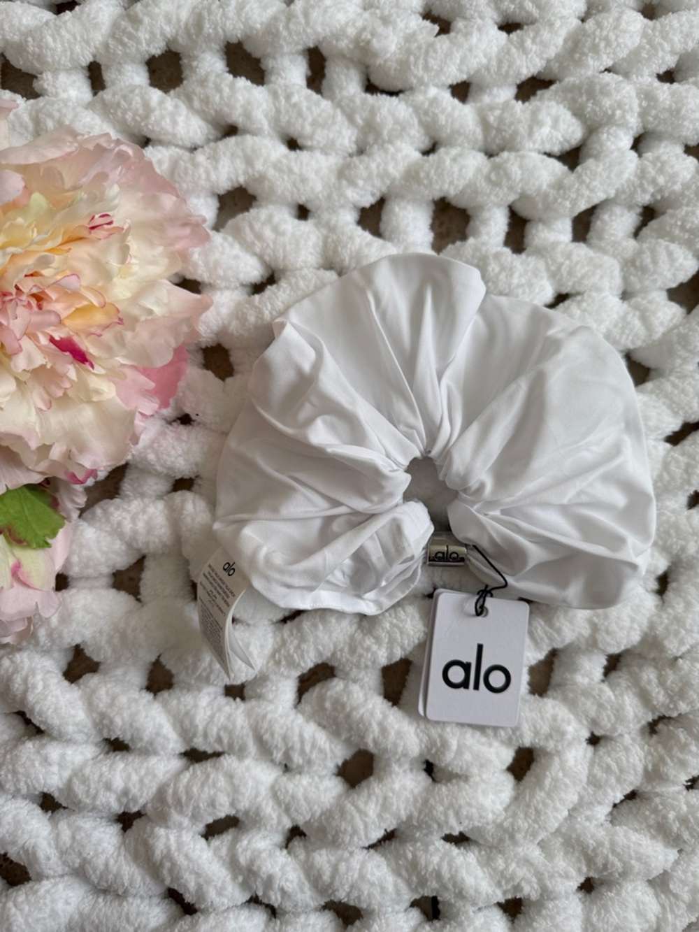 Alo Bead It Oversized Hair Scrunchie White One Size NWT